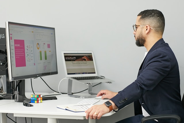 Someone using Power BI on a computer.